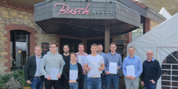 Das Bild zeigt die Absolventen und Trainer